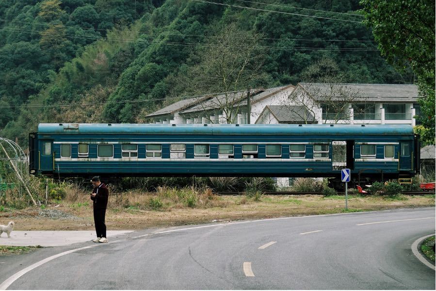 況且況且況且……開往春天的綠皮火車來了!-字遊文化